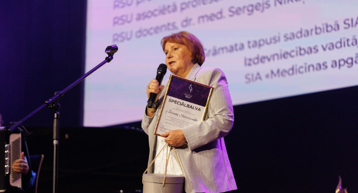 “Centrālās laboratorijas” padomes locekle Jeļena Storoženko saņem LĀB “Gada balvas medicīnā 2024” speciālbalvu
