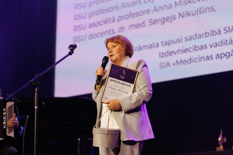 “Centrālās laboratorijas” padomes locekle Jeļena Storoženko saņem LĀB “Gada balvas medicīnā 2024” speciālbalvu